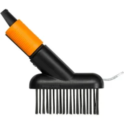 Fiskars Brosse Pour Joints Pour DĂ©sherber, Ă©mousser Sur La Terrasse, TĂȘte D'outil QuikFit, Longueur: 18,5 Cm, Largeur: 15 Cm, Poils En Acier/Corps En Plastique RenforcĂ© De Fibre De Verre, Noir/Orange,