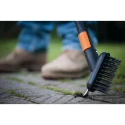 Fiskars Brosse Pour Joints Pour Désherber, émousser Sur La Terrasse, Tête D'outil QuikFit, Longueur: 18,5 Cm, Largeur: 15 Cm, Poils En Acier/Corps En Plastique Renforcé De Fibre De Verre, Noir/Orange, 9 Fiskars Brosse Pour Joints Pour Désherber, émousser Sur La Terrasse, Tête D'outil QuikFit, Longueur: 18,5 Cm, Largeur: 15 Cm, Poils En Acier/Corps En Plastique Renforcé De Fibre De Verre, Noir/Orange, -Flore Riche Soldes Magasin 10641609 3