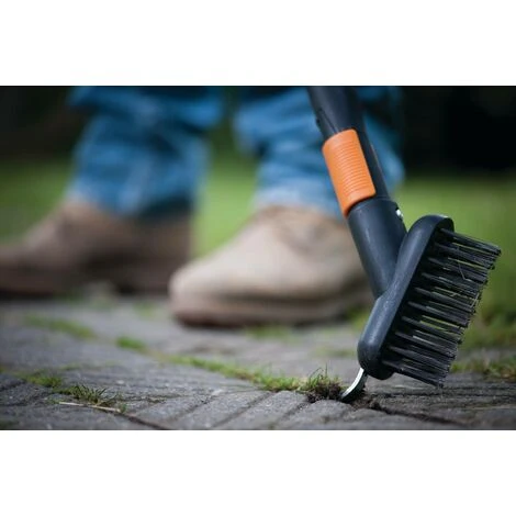 Fiskars Brosse Pour Joints Pour Désherber, émousser Sur La Terrasse, Tête D'outil QuikFit, Longueur: 18,5 Cm, Largeur: 15 Cm, Poils En Acier/Corps En Plastique Renforcé De Fibre De Verre, Noir/Orange, 5 Fiskars Brosse Pour Joints Pour Désherber, émousser Sur La Terrasse, Tête D'outil QuikFit, Longueur: 18,5 Cm, Largeur: 15 Cm, Poils En Acier/Corps En Plastique Renforcé De Fibre De Verre, Noir/Orange, – Image 3