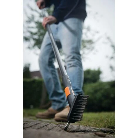 Fiskars Brosse Pour Joints Pour Désherber, émousser Sur La Terrasse, Tête D'outil QuikFit, Longueur: 18,5 Cm, Largeur: 15 Cm, Poils En Acier/Corps En Plastique Renforcé De Fibre De Verre, Noir/Orange, 6 Fiskars Brosse Pour Joints Pour Désherber, émousser Sur La Terrasse, Tête D'outil QuikFit, Longueur: 18,5 Cm, Largeur: 15 Cm, Poils En Acier/Corps En Plastique Renforcé De Fibre De Verre, Noir/Orange, – Image 4