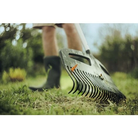 Fiskars Balai à Feuilles L, Largeur 54 Cm, Manche En Aluminium Renforcé, Poignée SoftGrip™, Xact™, 1027037 5 Fiskars Balai à Feuilles L, Largeur 54 Cm, Manche En Aluminium Renforcé, Poignée SoftGrip™, Xact™, 1027037 – Image 3