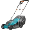 GARDENA Tondeuse électrique PowerMax 1100/32. Tondeuse Filaire / 1100W / Largeur De Coupe 32 Cm / Bac 30L / Pelouse Jusqu'à 300m² (5031-20). 1 GARDENA Tondeuse électrique PowerMax 1100/32. Tondeuse Filaire / 1100W / Largeur De Coupe 32 Cm / Bac 30L / Pelouse Jusqu'à 300m² (5031-20). -Flore Riche Soldes Magasin 33511369 1